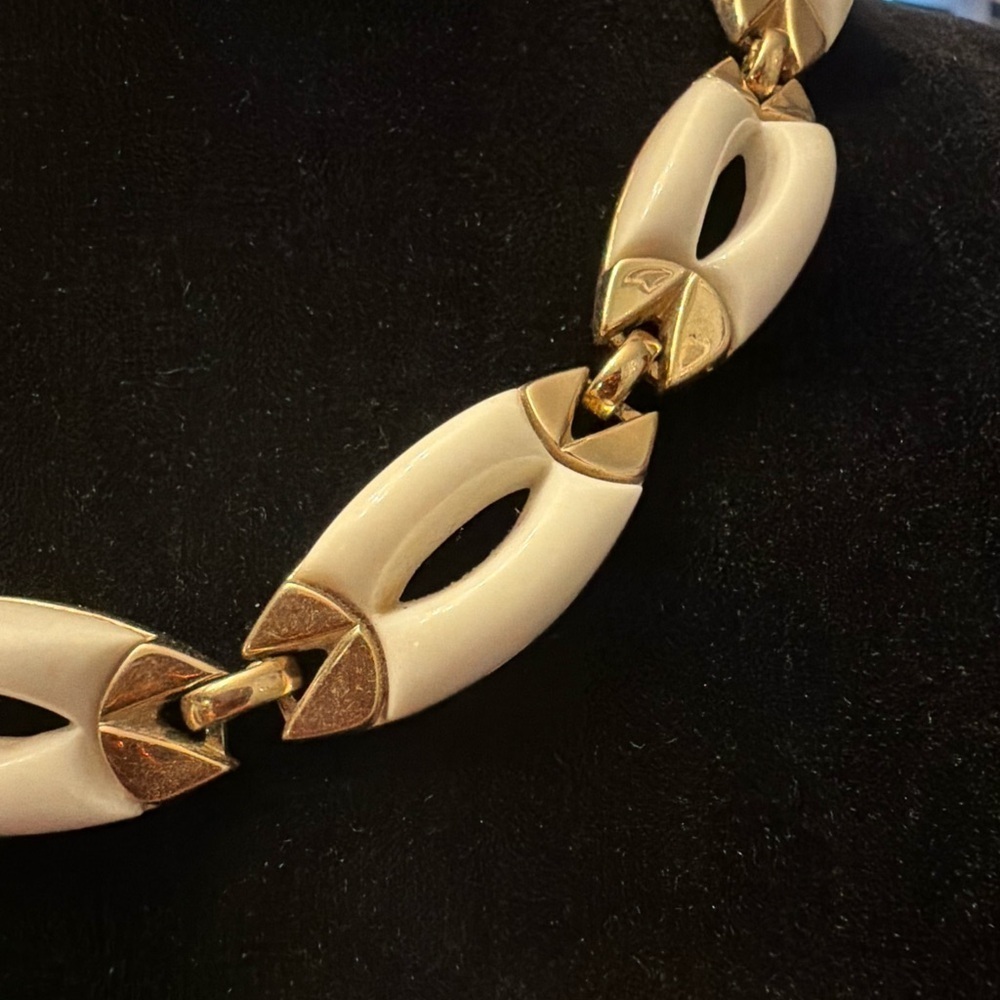 Elegant Gold and Cream Necklace. - Picture 2 of 3